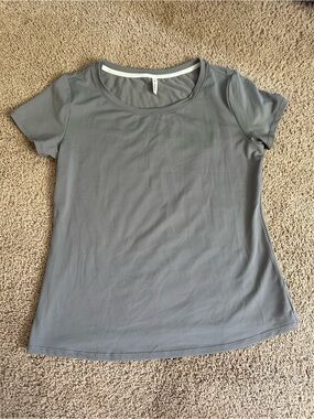 HALARA Gray Short-Sleeve Scoop Neck Tee.